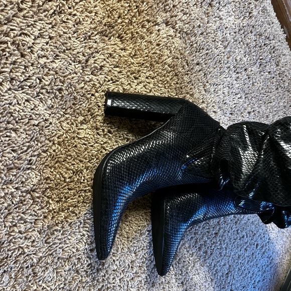 Black snake print thigh high boots with belt - Picture 3 of 4